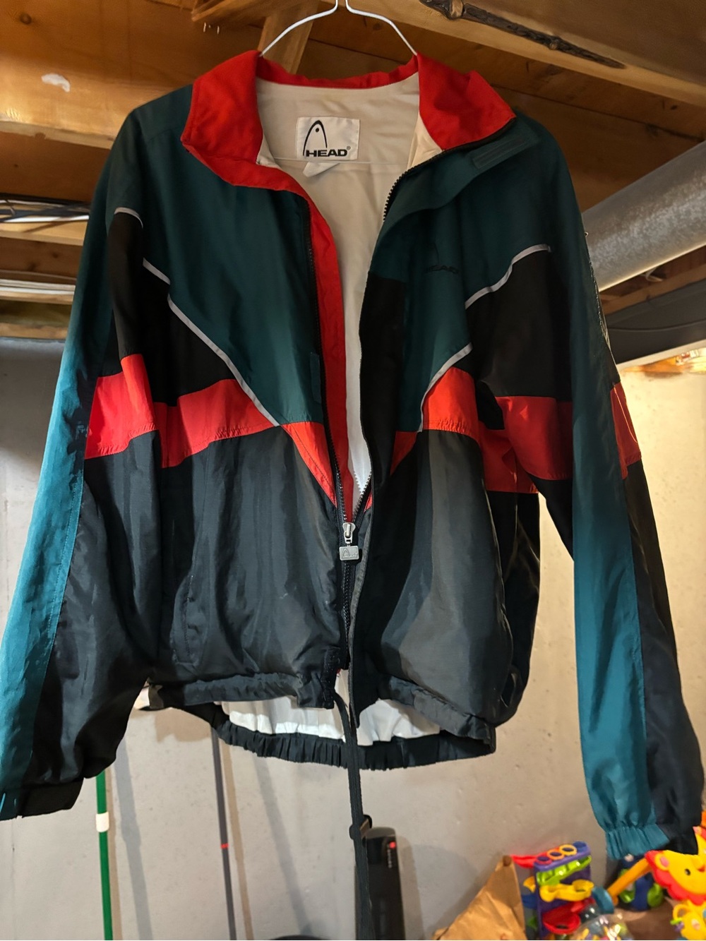 HEAD Men's full Gortex golf rain suit. Pattern jacket/black slacks